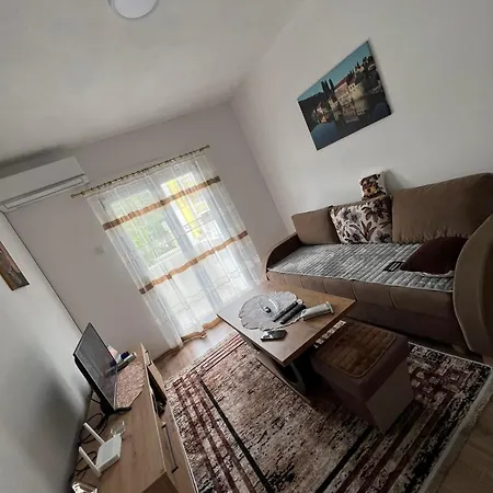 Apartment Lady Cherry
